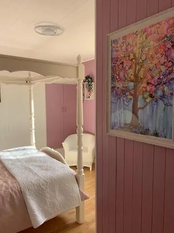 Walnut And Chestnut Appartement